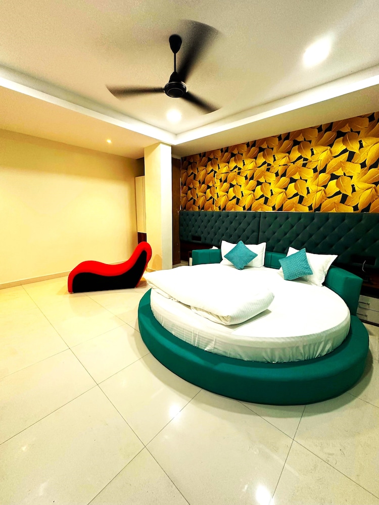 Super Deluxe Room With City View - Photo 3