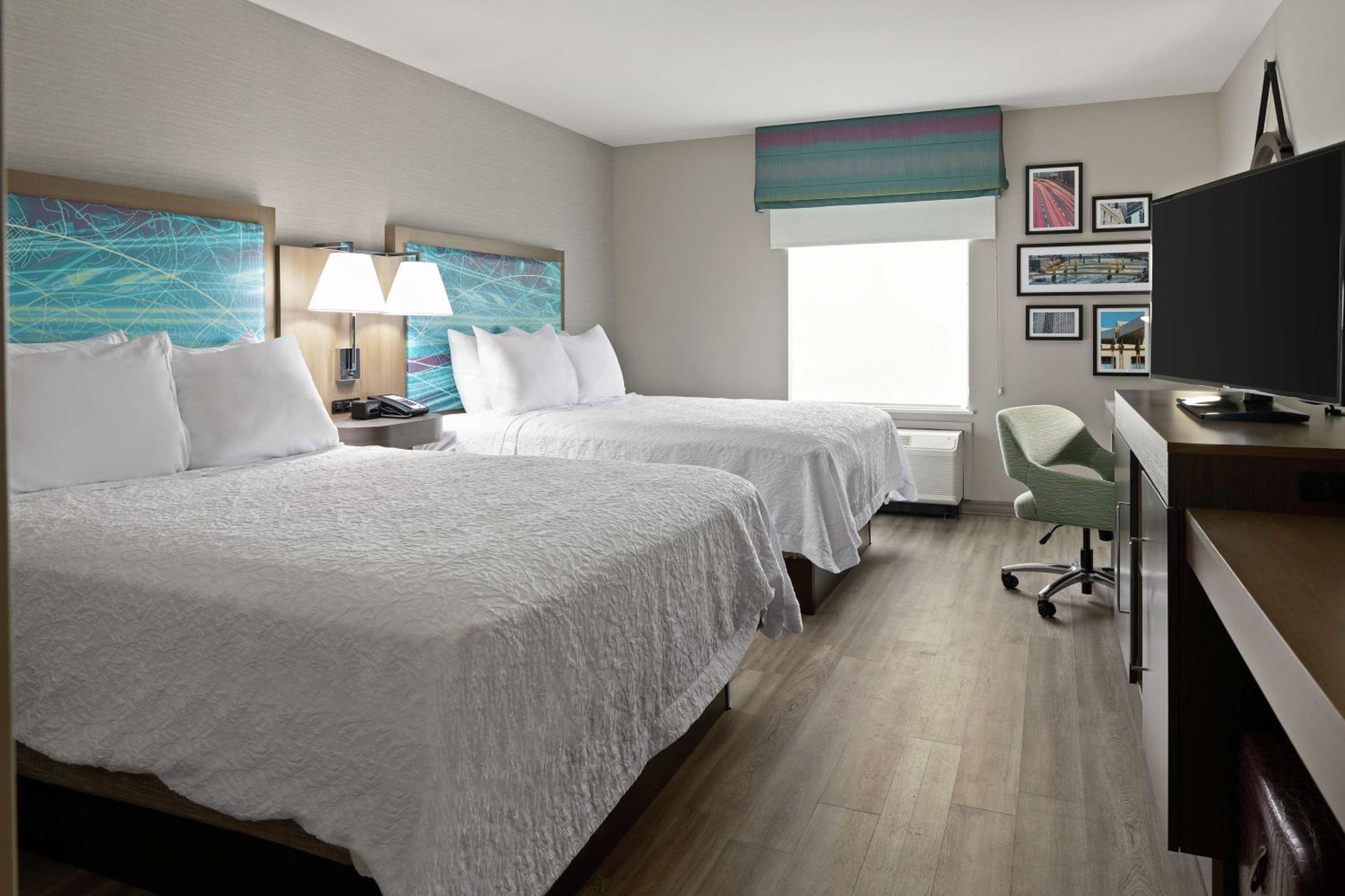 Queen Room with Two Queen Beds - Mobility Access/Non-Smoking photo 2