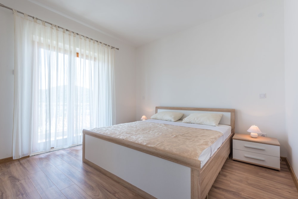 Apartment (Two Bedroom Apartment with Balcony an)