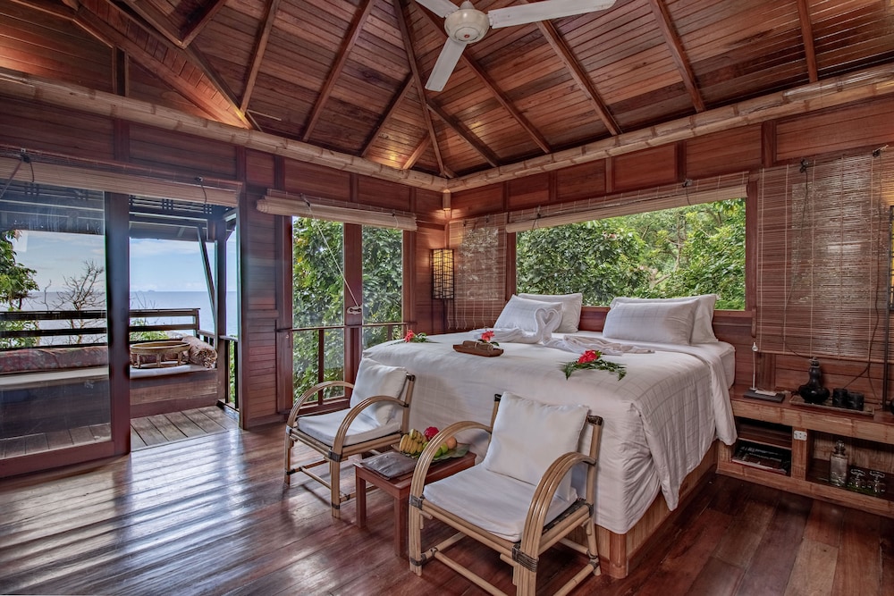 Standard Double Room, 1 King Bed, Balcony, Partial Ocean View