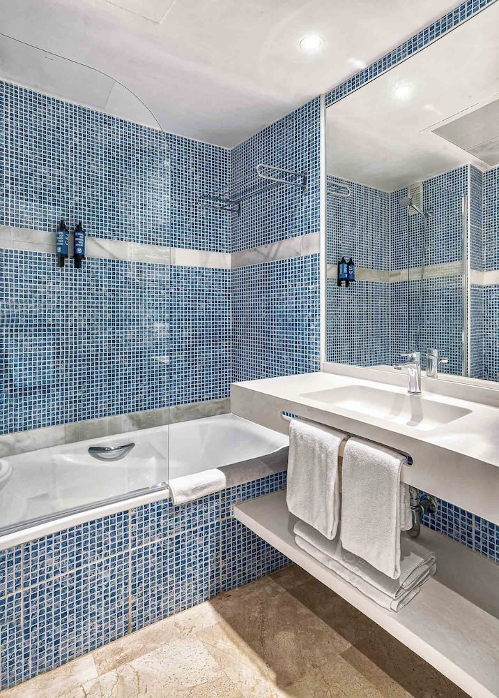 Apartment, 1 Bedroom, Pool View (1 adult) - Photo 10