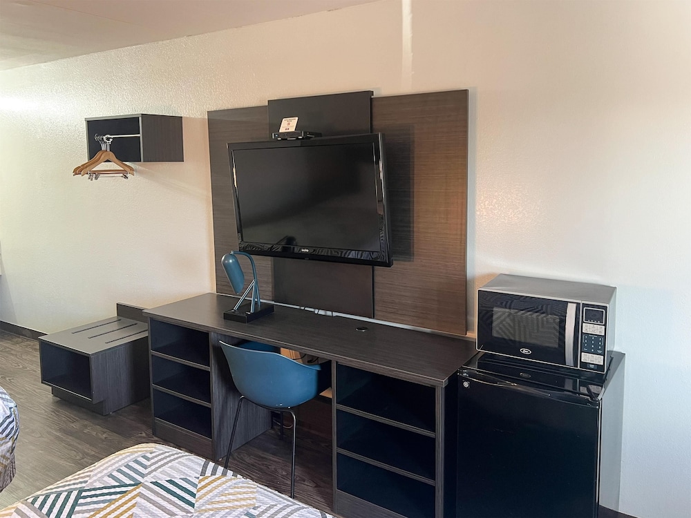 Deluxe Room, 2 Queen Beds, Smoking, Refrigerator & Microwave photo 3