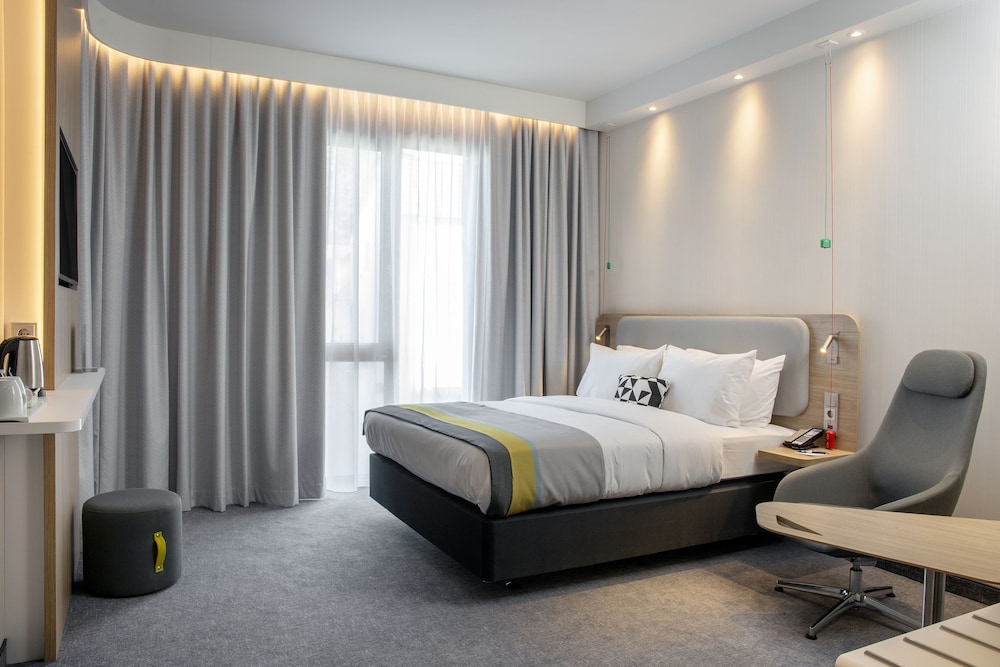 Standard Room, 1 Queen Bed (Roll-In Shower) photo 1
