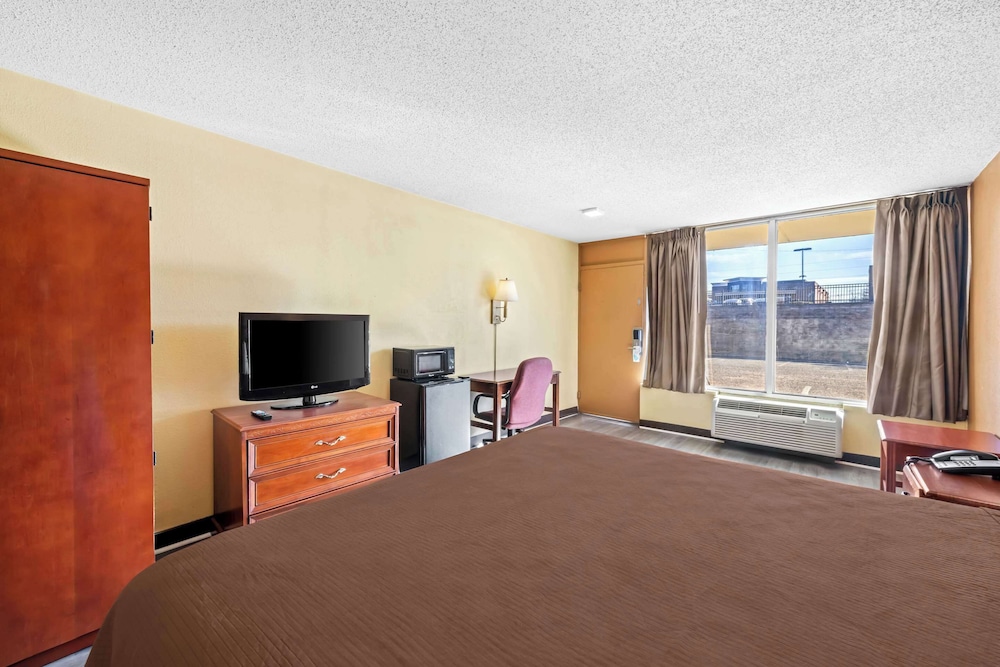 Standard Room, 1 King Bed, Smoking - Photo 6