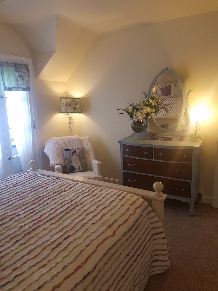 Standard Room, 1 Queen Bed, Non Smoking, Balcony (Olivia) photo 2