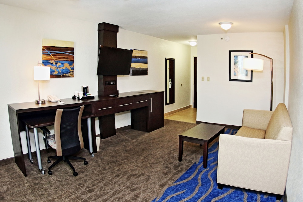 Suite, 1 King Bed - Photo 3