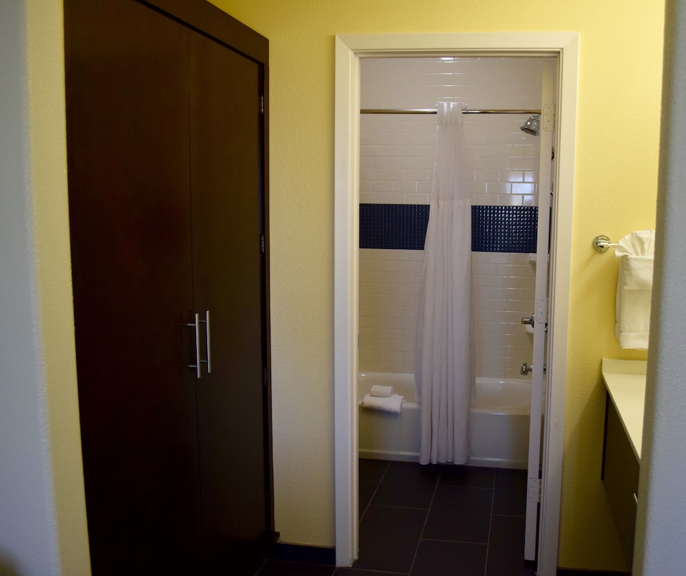 Suite, 2 Bedrooms, Kitchen - Photo 3