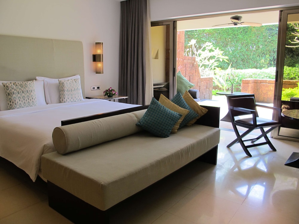 Family Room, 1 King Bed - Photo 2