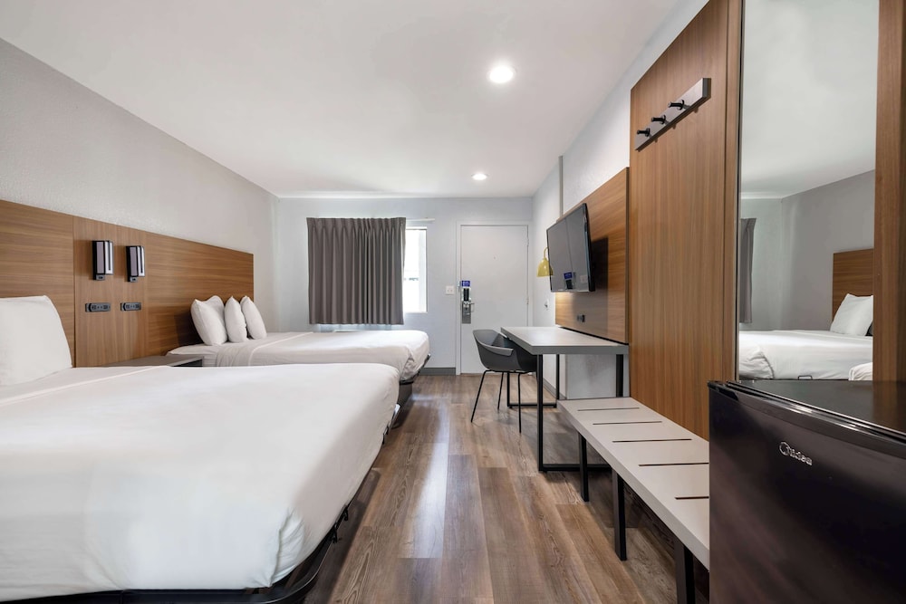 Standard Suite, 2 Queen Beds, Non Smoking photo 3
