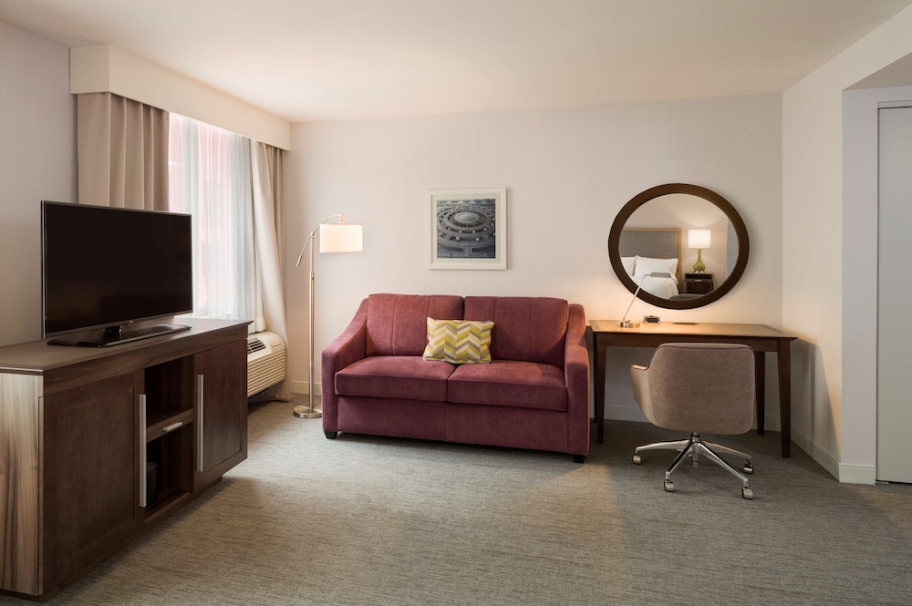 Suite, 1 King Bed, Accessible, Non Smoking (Roll-in Shower)