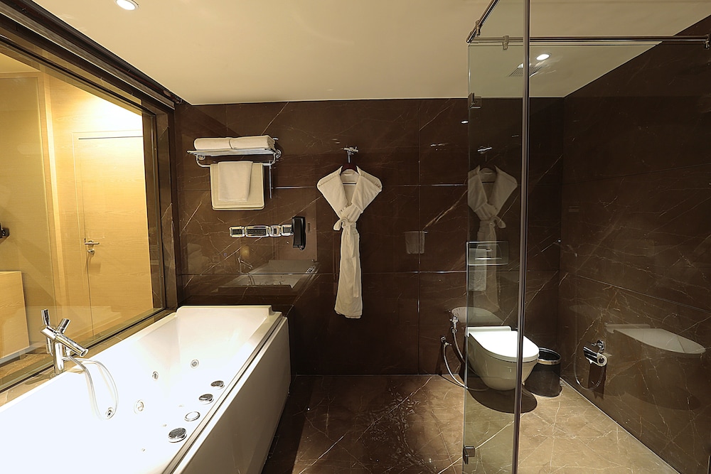 Neptune Premier Lagoon View Suite with Bath Tub and Private Balcony - King Bed photo 3