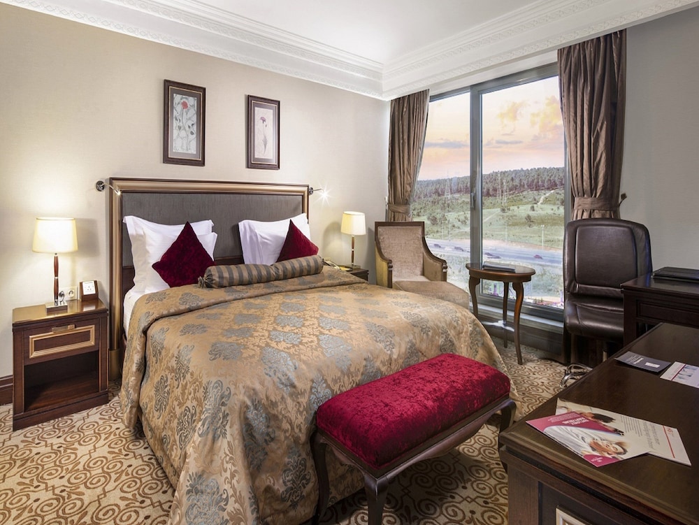 Room, 1 King Bed, Corner photo 1