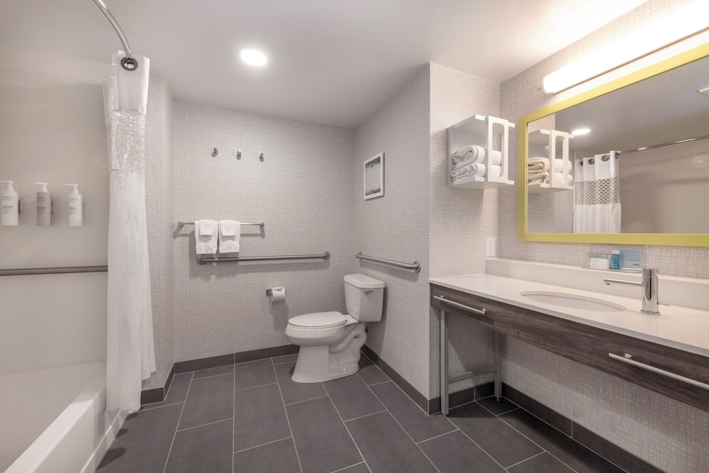 Room, 2 Queen Beds, Accessible, Bathtub (Mobility & Hearing) - Photo 6
