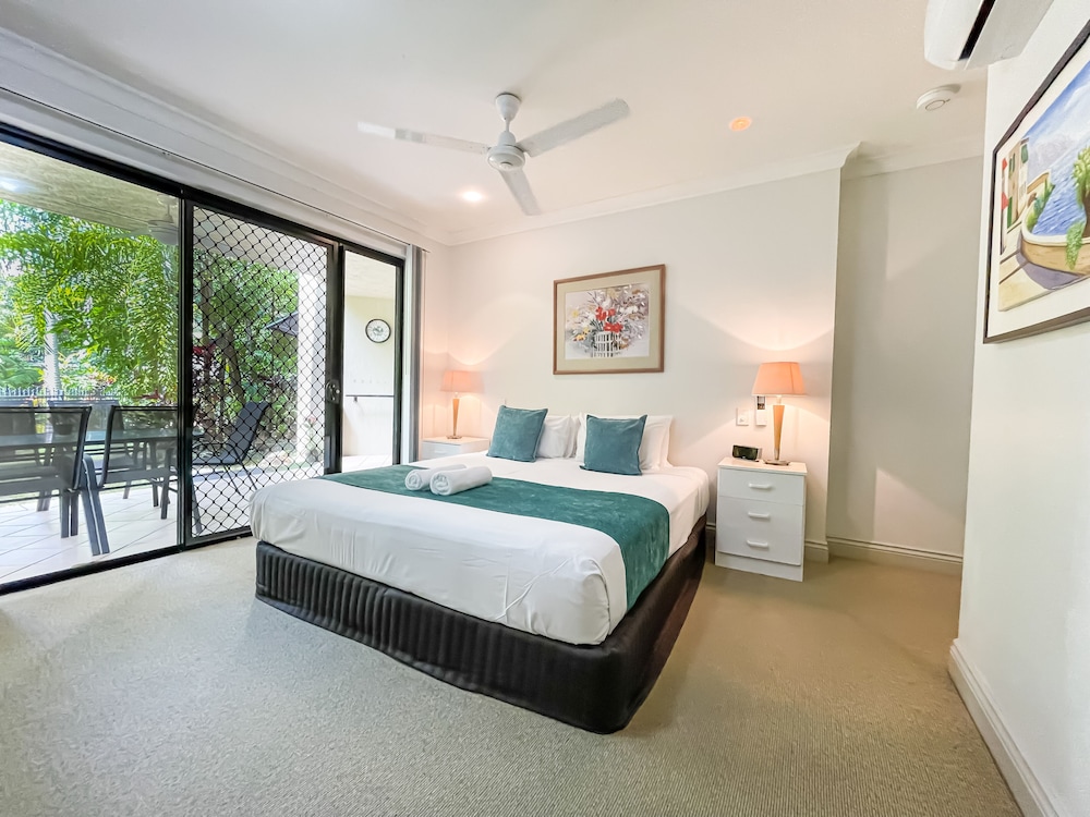 Classic Apartment, 3 Bedrooms, Garden View, Poolside photo 1