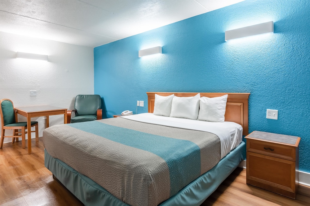 Deluxe Room, 1 King Bed, Accessible, Smoking photo 1