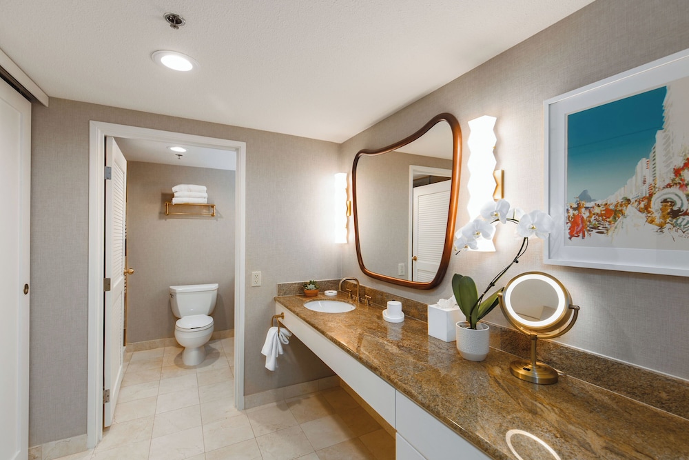 Deluxe Room, 2 Queen Beds, Accessible Bathtub - Photo 2