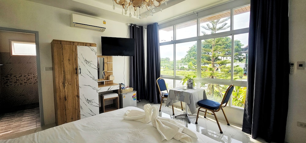 Standard Room, 1 King Bed, Lake View photo 1