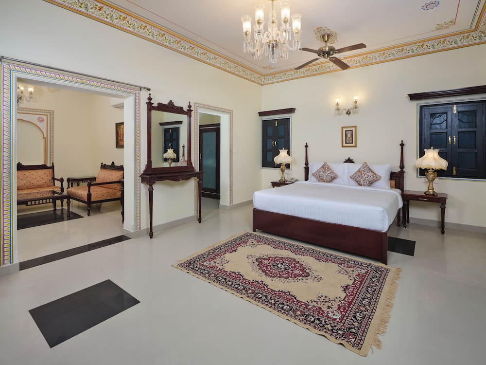 Premium King Room - Photo 2