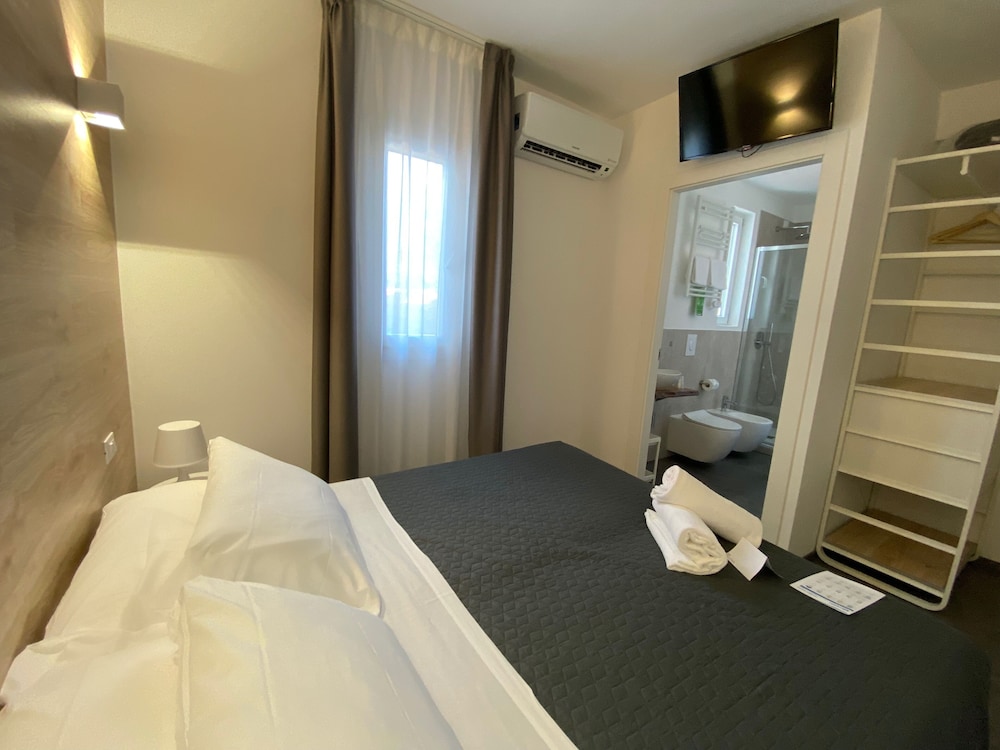 Double Room - Photo 2