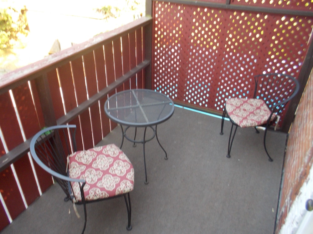 Suite, Queen Bed, Ensuite (Suite Two) photo 2