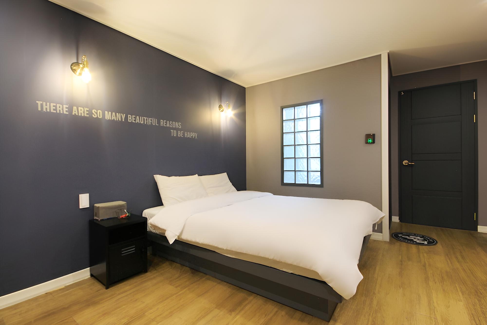 Room (Standard (non-smoking Netflix availab) - Photo 13