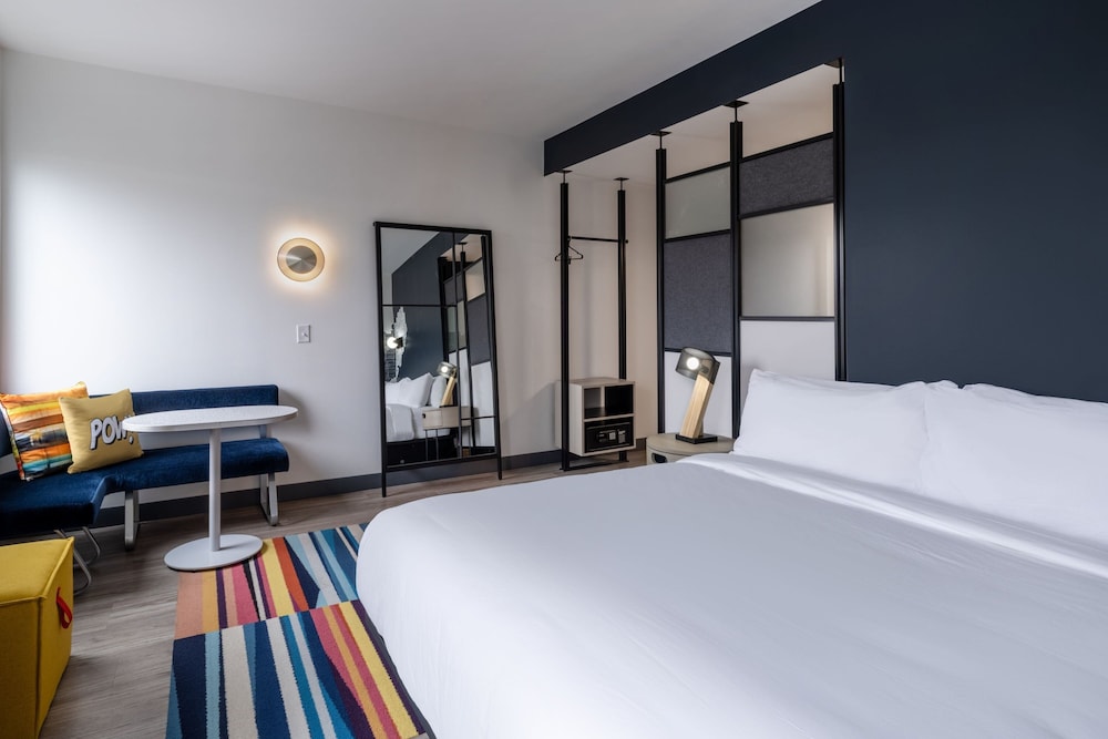 Room, 1 King Bed (Mobility Accessible, Roll-in Shower) - Photo 1