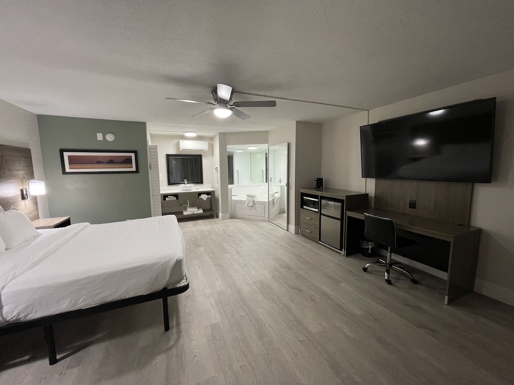 Suite, 1 King Bed, Non Smoking, Hot Tub - Photo 10