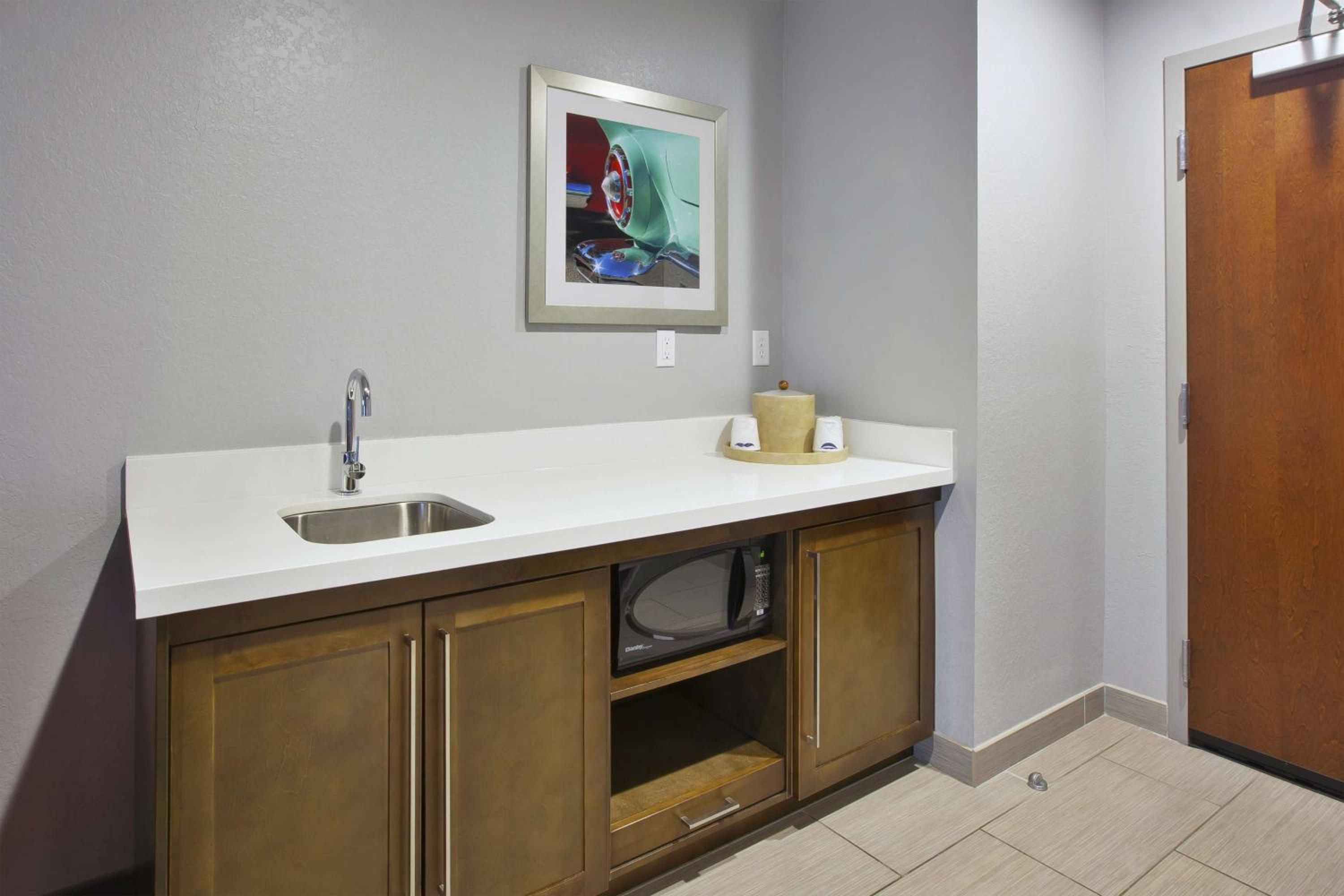 King Suite - Non-Smoking photo 3