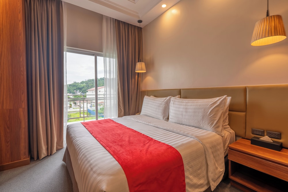 Deluxe Room, 1 Queen Bed, Non Smoking photo 3