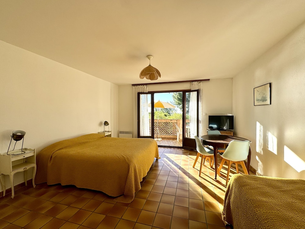 Studio, Kitchenette, Park View photo 1