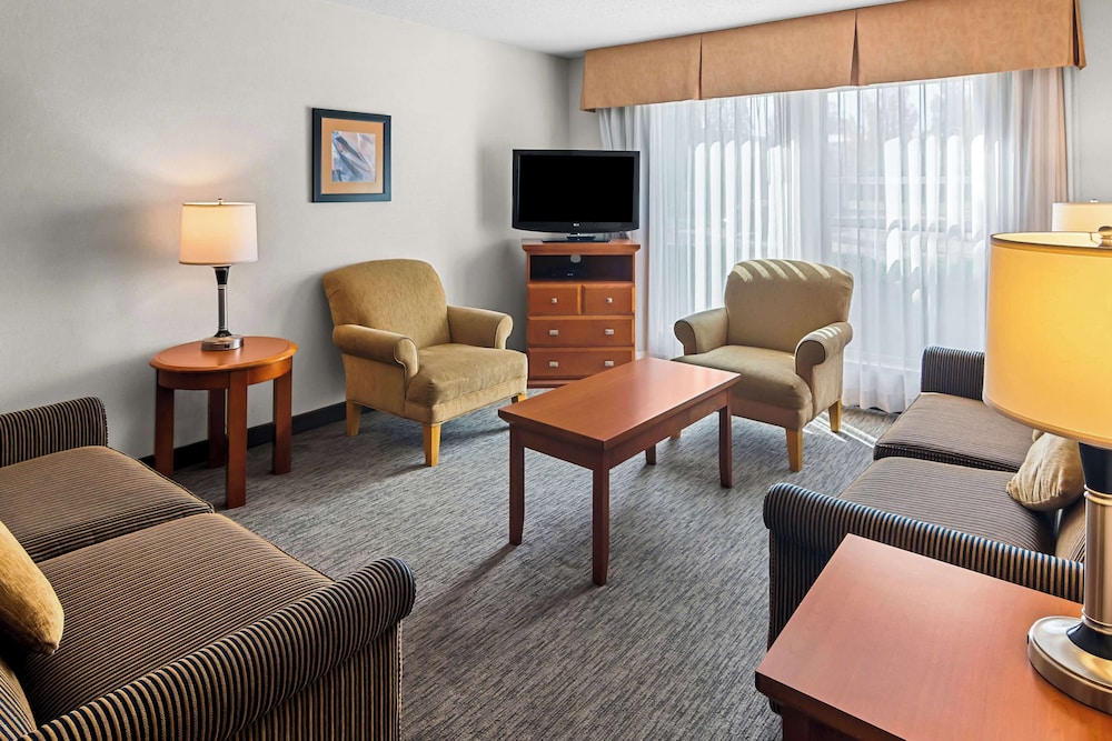 Suite, 2 Queen Beds, Non Smoking, Refrigerator - Photo 5