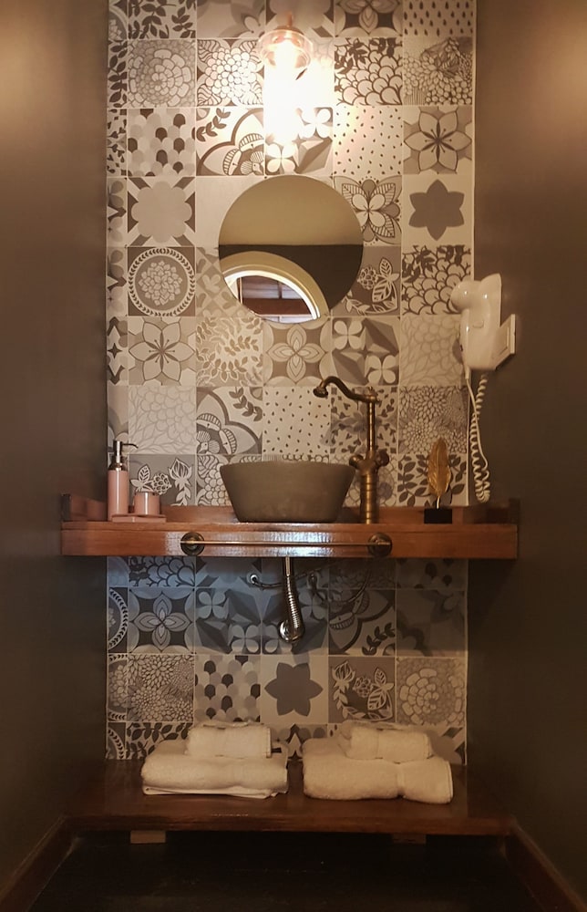 Suite - Photo 13