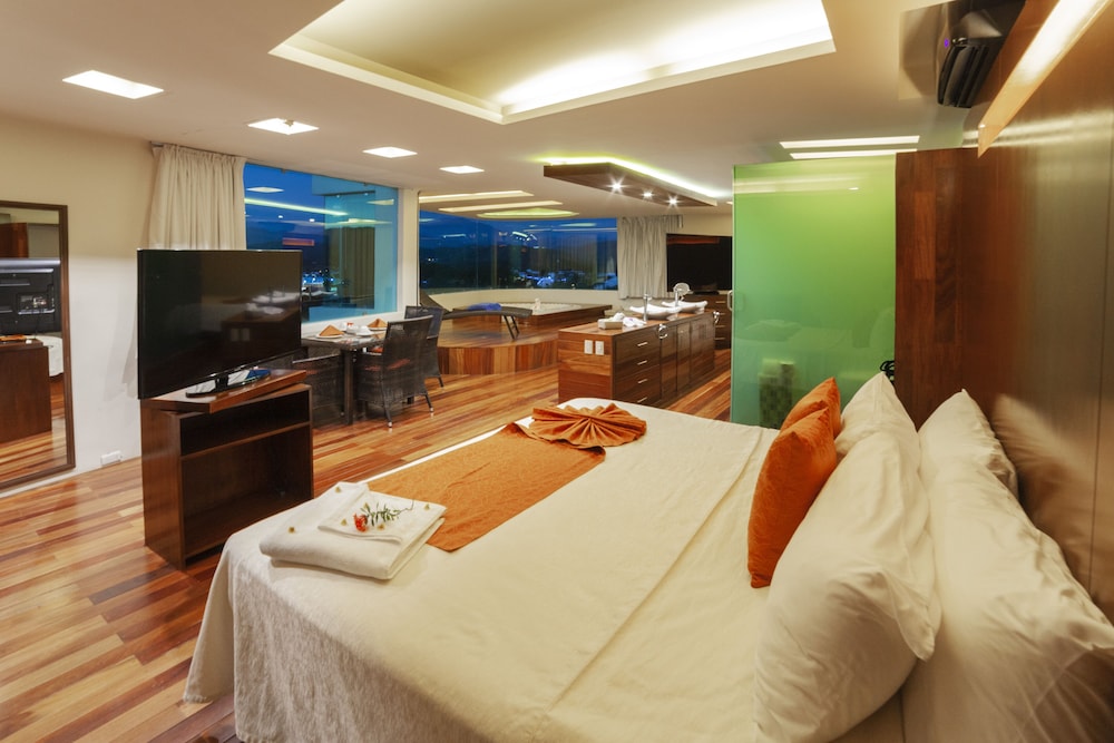 Room, Bathtub, Mountain View (Suite Mayev)