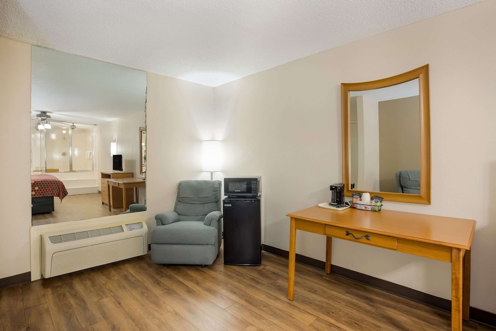 Room, 1 King Bed, Non Smoking photo 3
