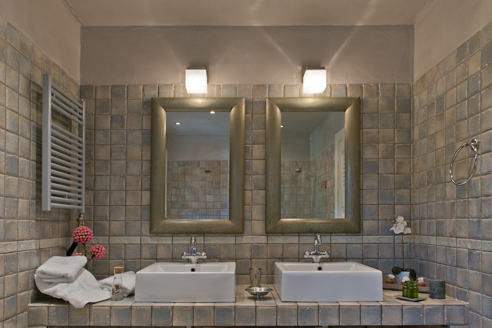 Deluxe Beachfront View Suite - Photo 5
