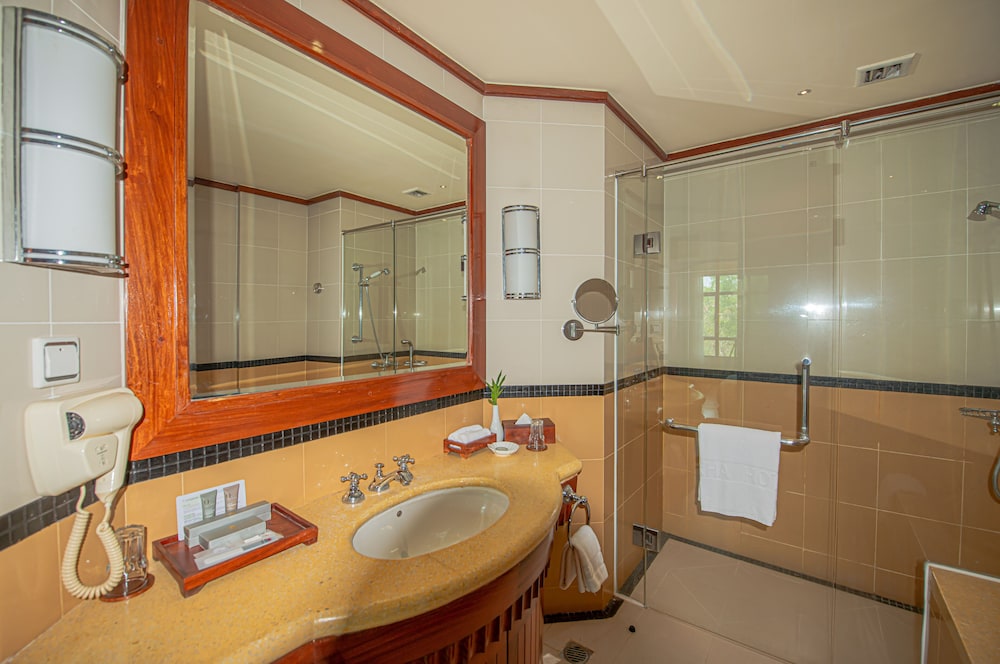 Deluxe Twin Room City View - Photo 9