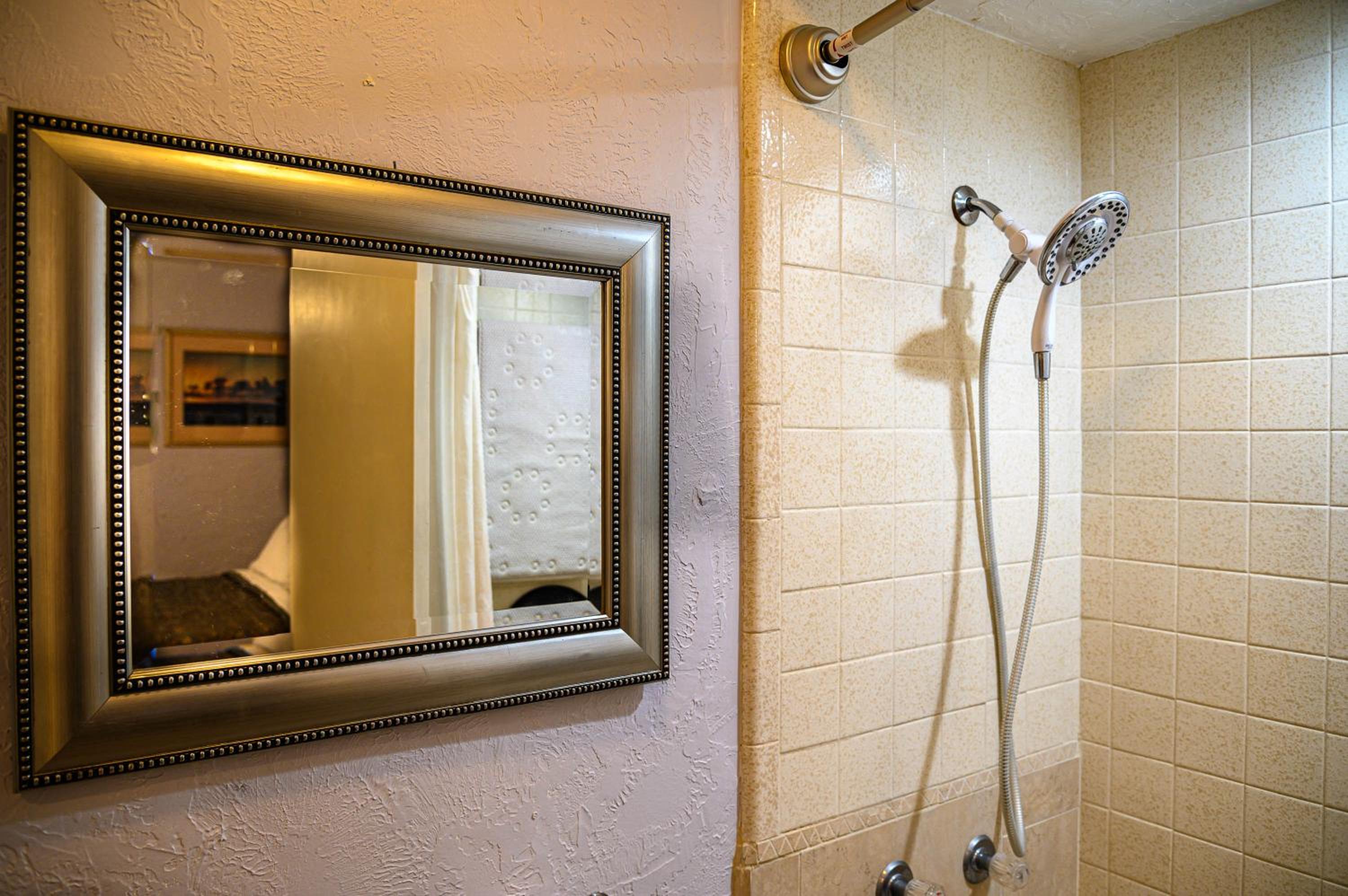 Ground Floor Double Room with Shower - Photo 4