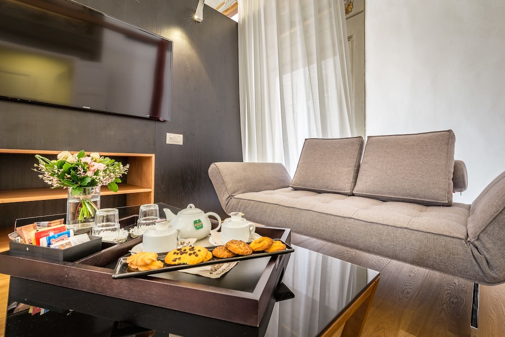 Luxury Suite - Photo 2
