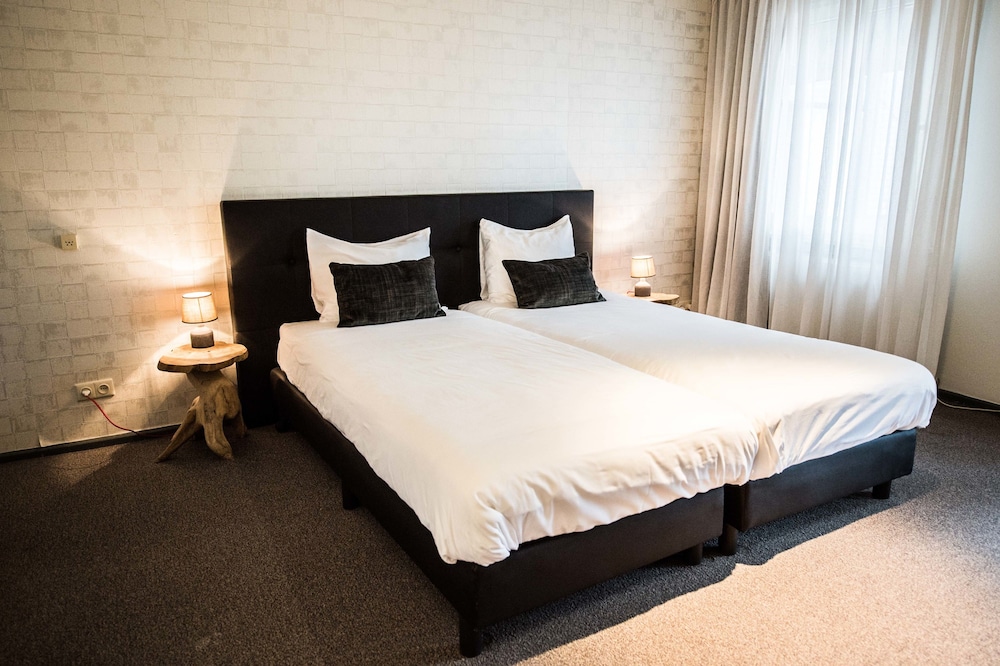 Comfort Room, 1 King Bed, Balcony