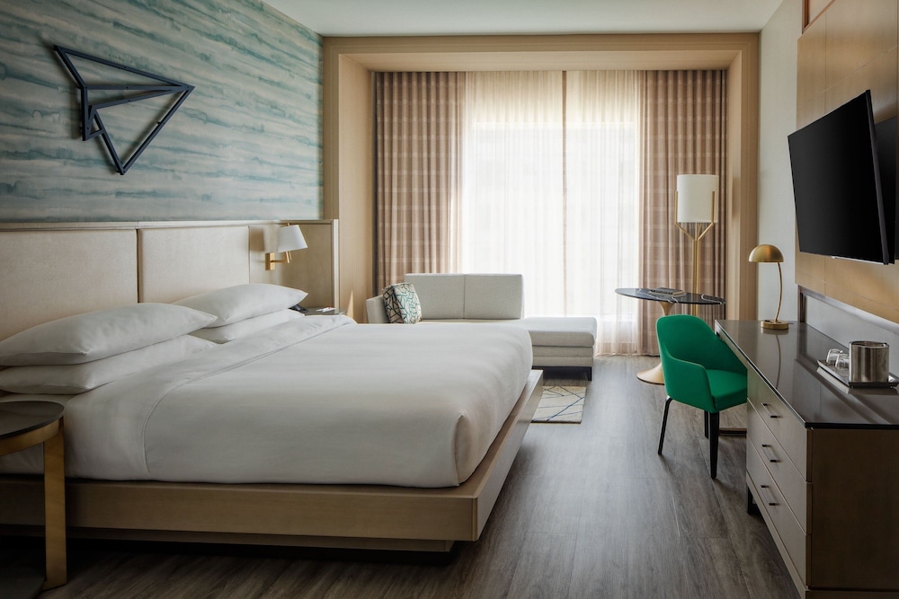 Premium Room, 1 King Bed (Promenade Corner with M Club Access) - Photo 6