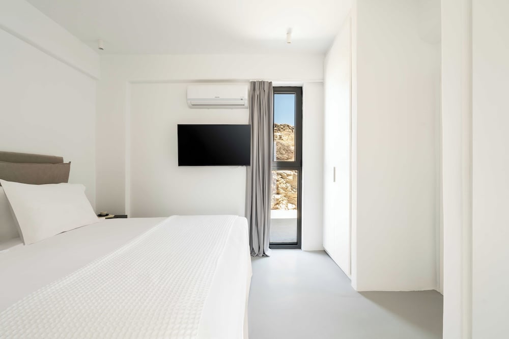 Deluxe Villa with Private Outdoor Pool & Sea View photo 2