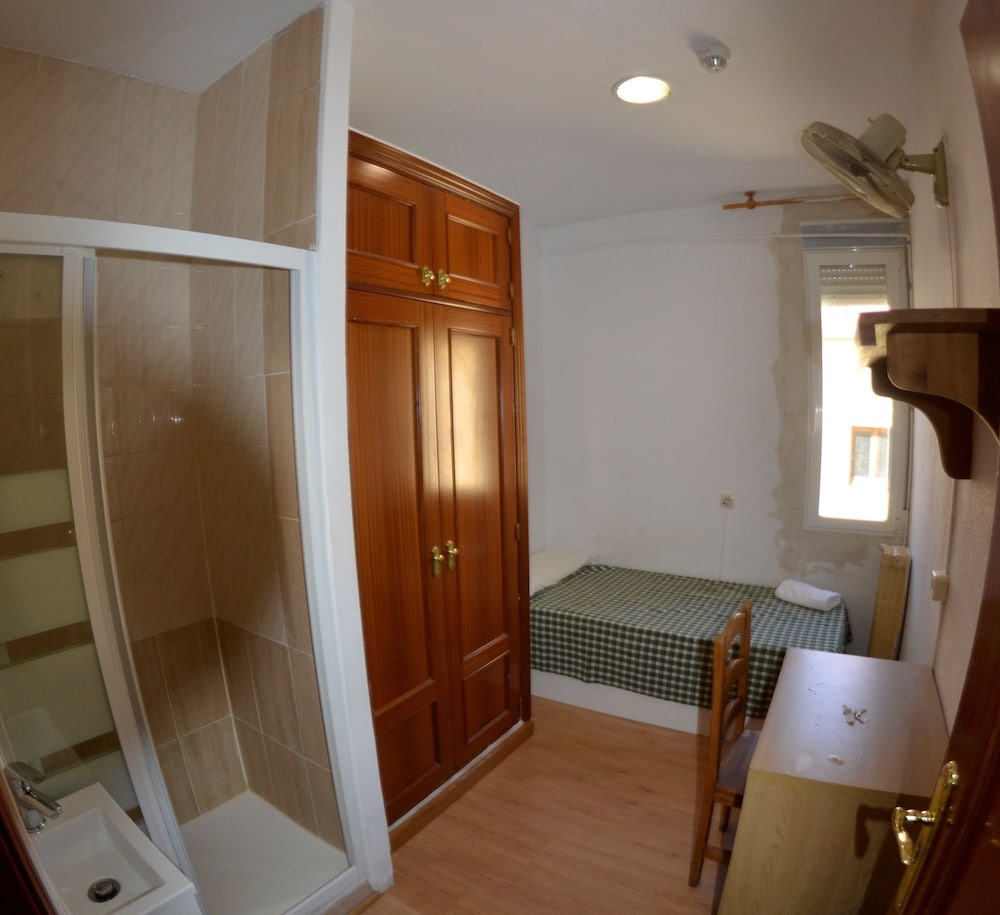 Single Room, Shared Bathroom photo 2