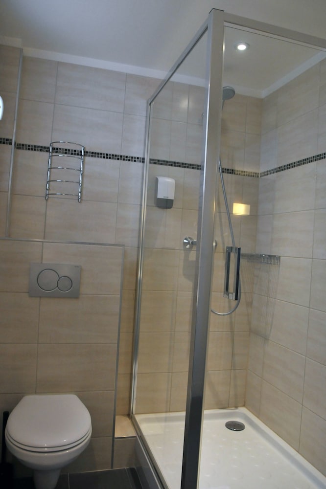 Room, Multiple Beds - Photo 9