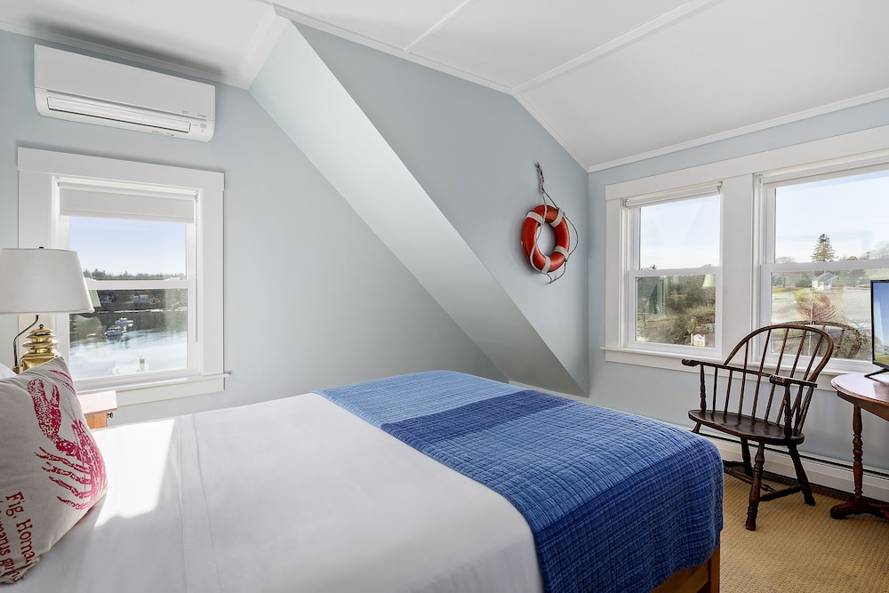 Inner Harbor View Standard Room (2, 6) photo 1