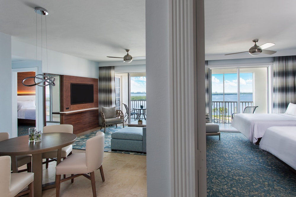 Suite, 2 Bedrooms - Photo 1