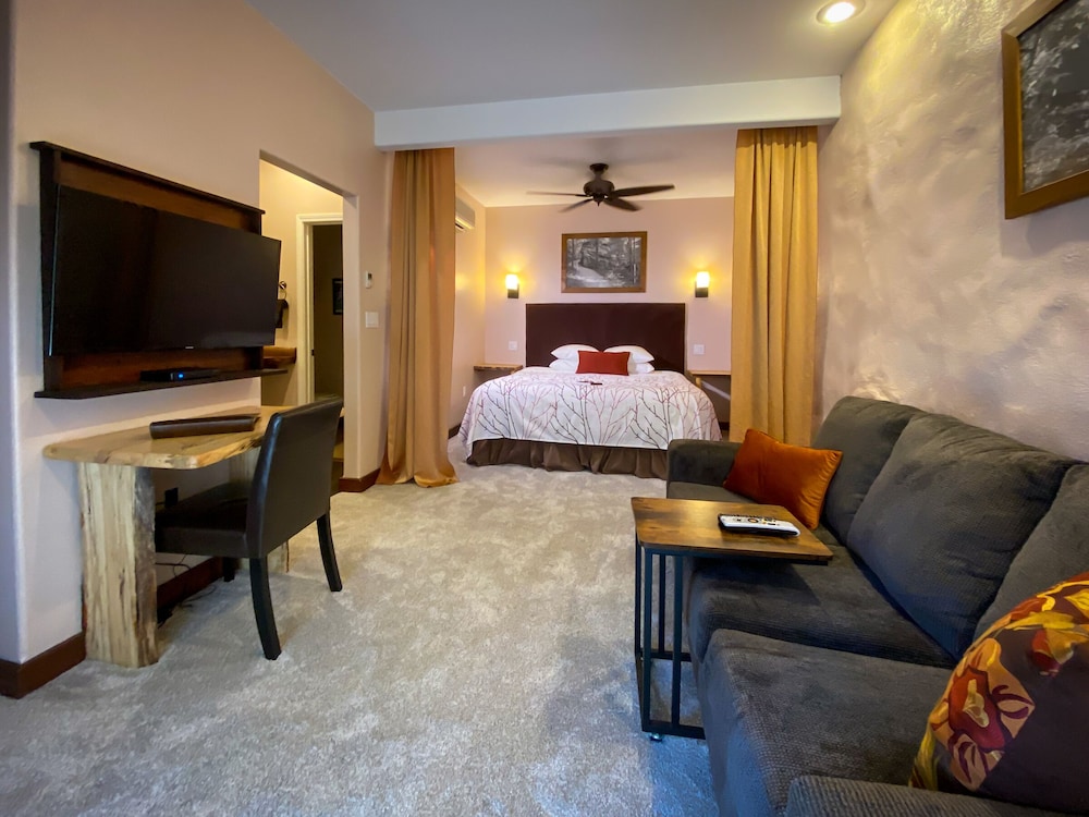Luxury Suite, 1 King Bed, Non Smoking, Resort View (Suite 4) photo 1