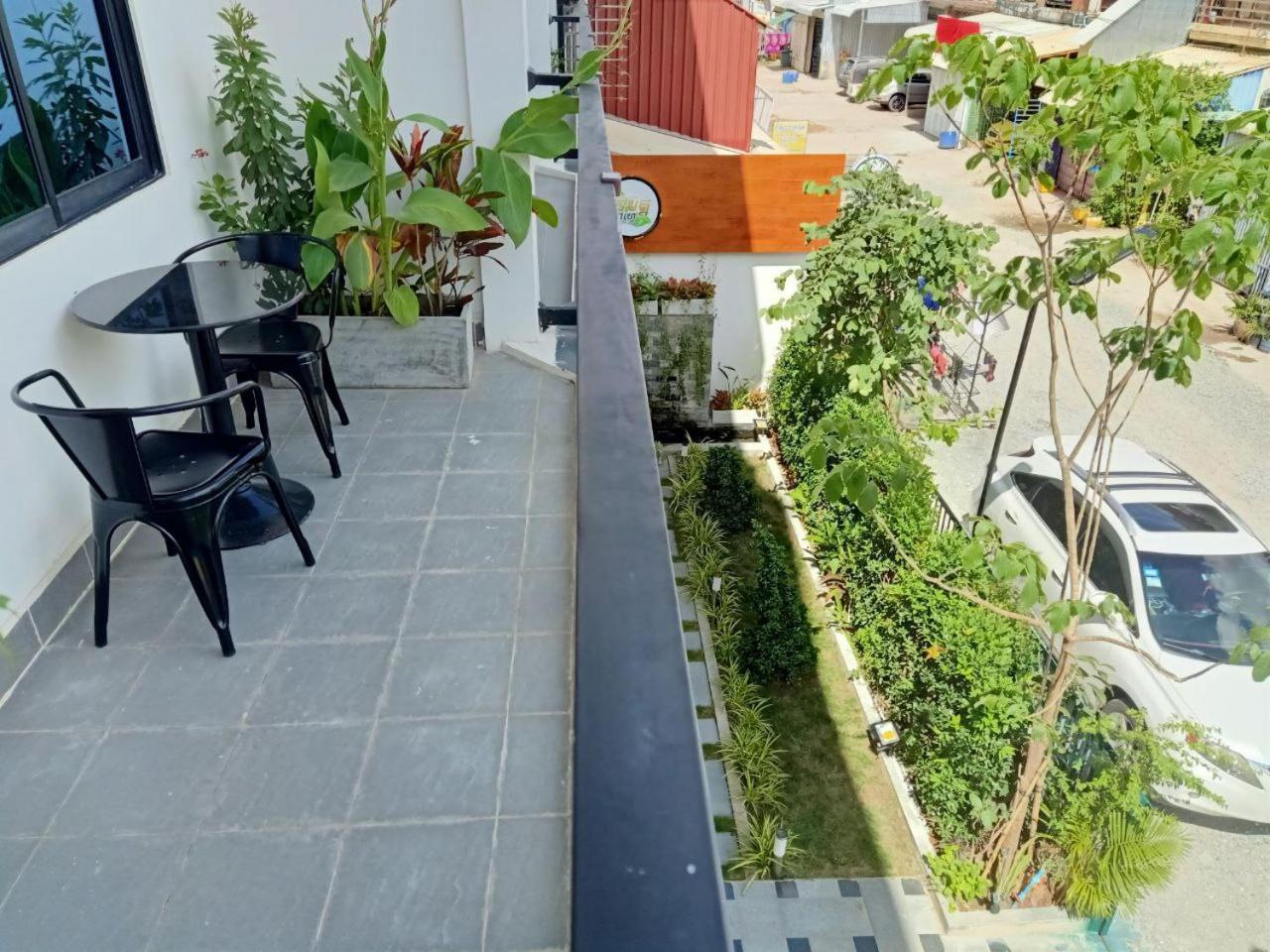 Deluxe Double Room with Balcony - Photo 10