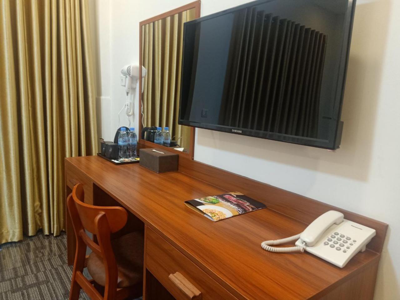 Deluxe Double Room with Balcony - Photo 11