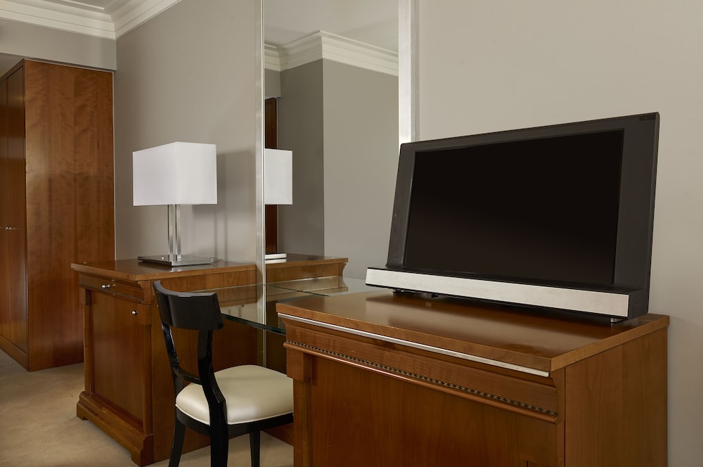 Executive Room, 1 King Bed, Lake View
