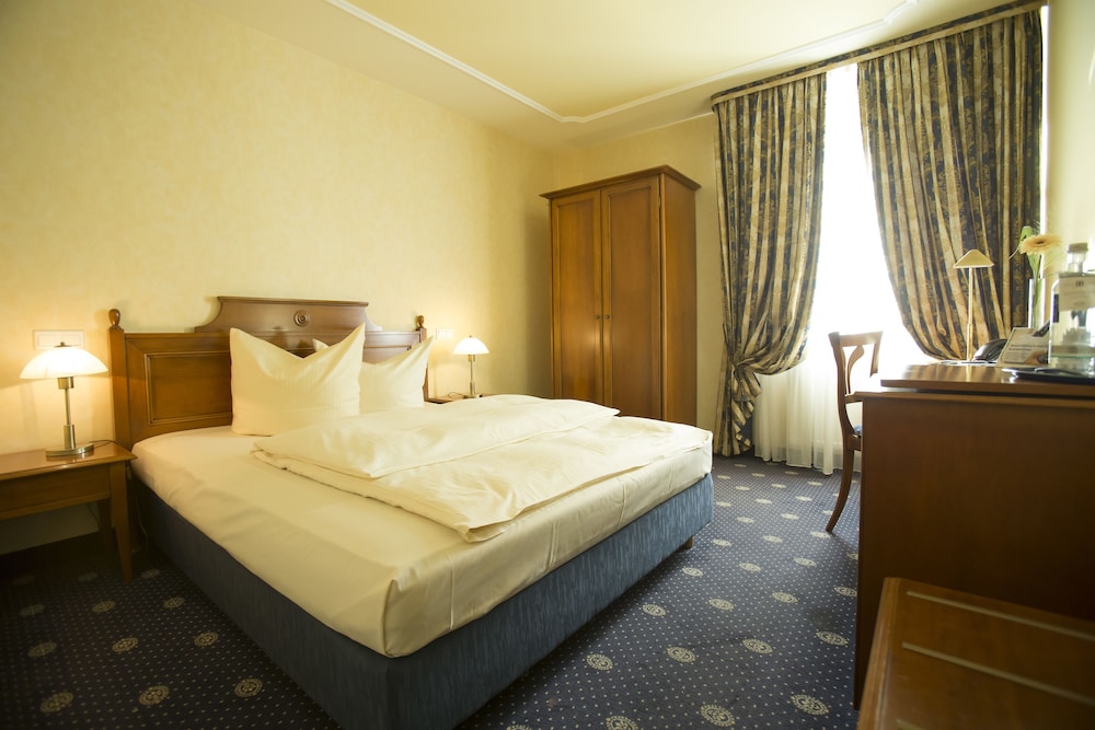 Basic Single Room, 1 Queen Bed, Non Smoking, Private Bathroom photo 1